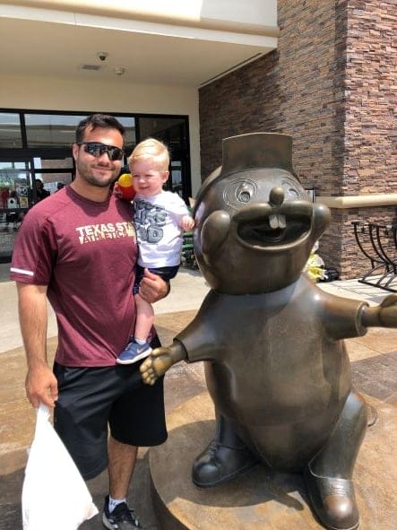 Buc-ee's statue in front of store