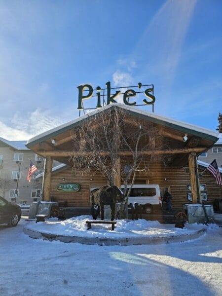Pike's Waterfront Lodge