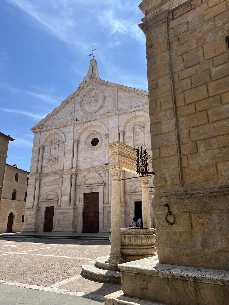 Pienza church and well 