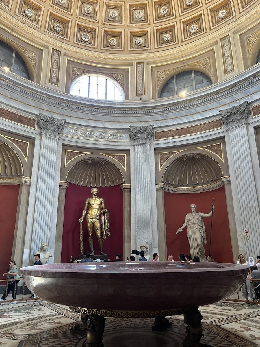 Rotunda porphyry bathtub