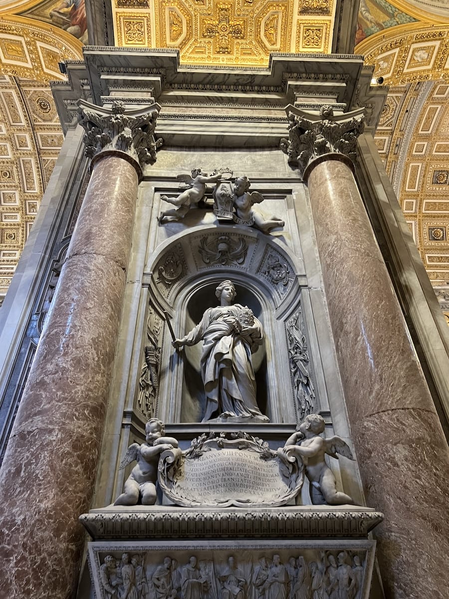 St Peters interior statues