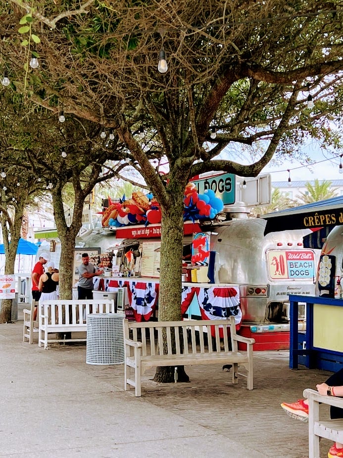 airstreams decorated for 4th of July