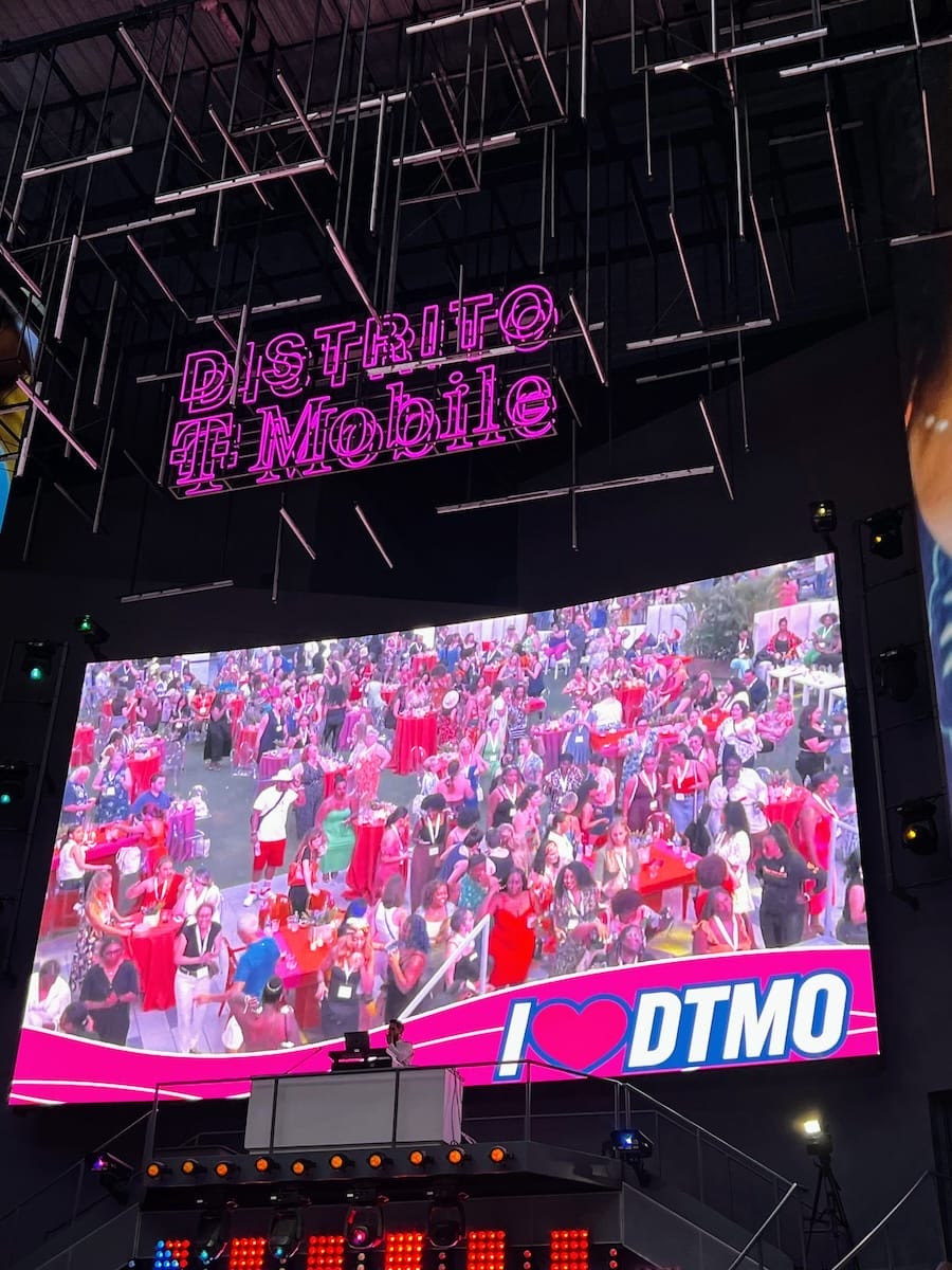 Distrito T Mobile sign